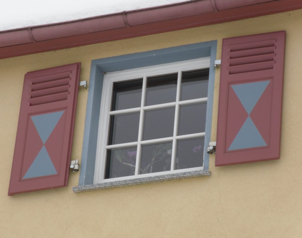 zweifarbige Fensterläden aus Holz mit Motor